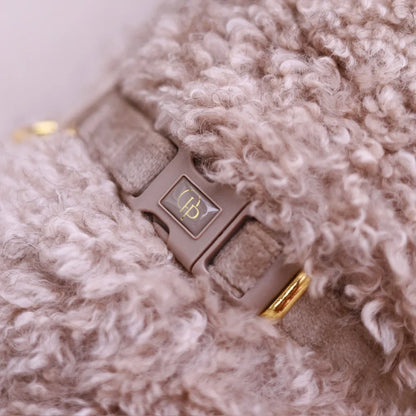 Sametový postroj typu guard pro psa s mašlí – béžový